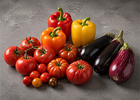 Ein Haufen Tomaten, Paprika und Auberginen