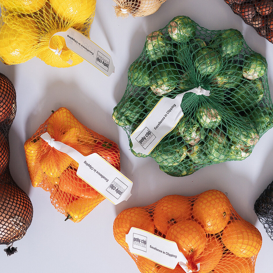 Obst und Gemüse in bunten Netzen