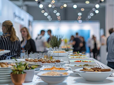 Ein Tisch voller Speisen und köstlicher Gerichte auf der SÜFFA-Messe