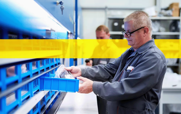 Ein Mitarbeiter betrachtet die Produkte