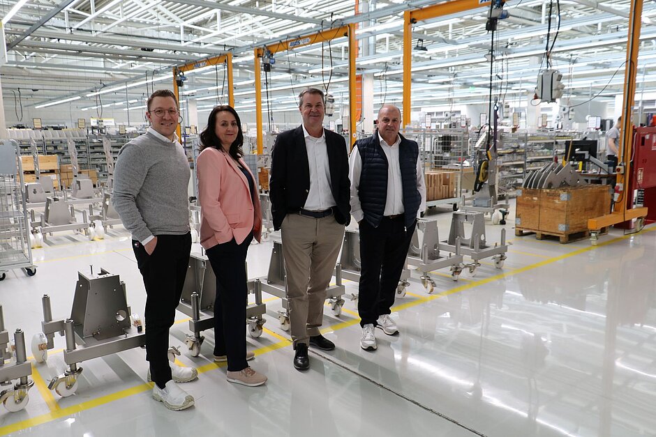 Arbeiter vor einer Fabrikhalle