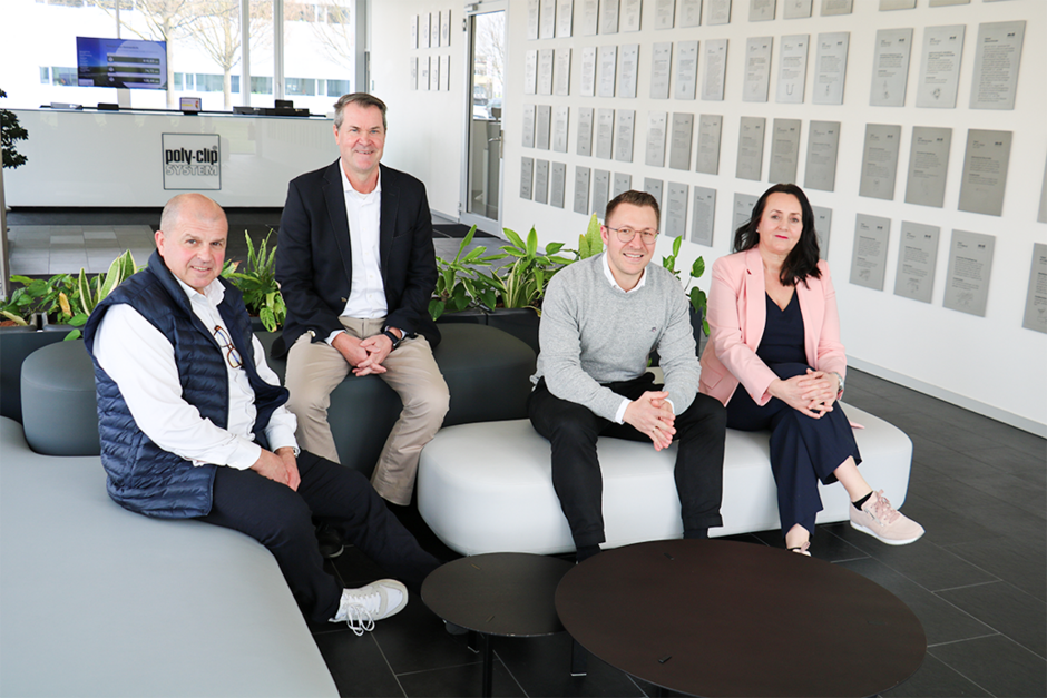 Team im Sitzbereich im Büro